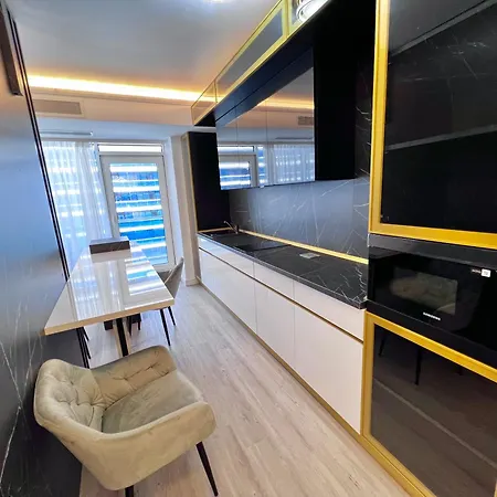 White Titanic Luxury Sea View Apartment *